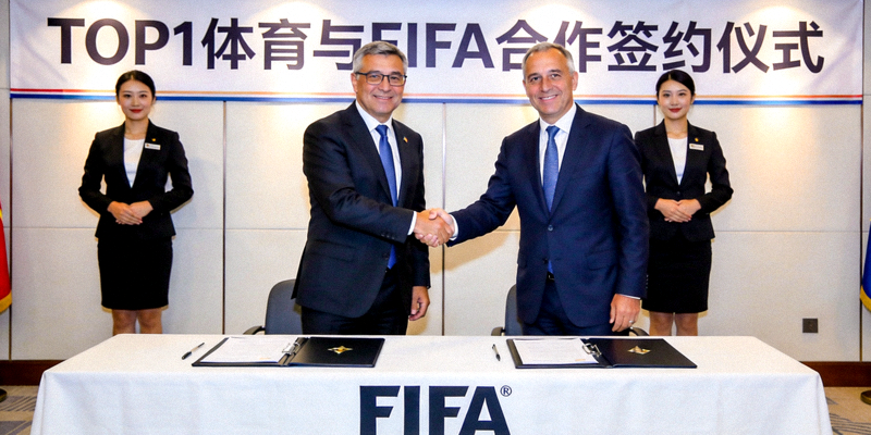 TOP1体育与FIFA合作签约仪式新闻图片 - 双方代表握手